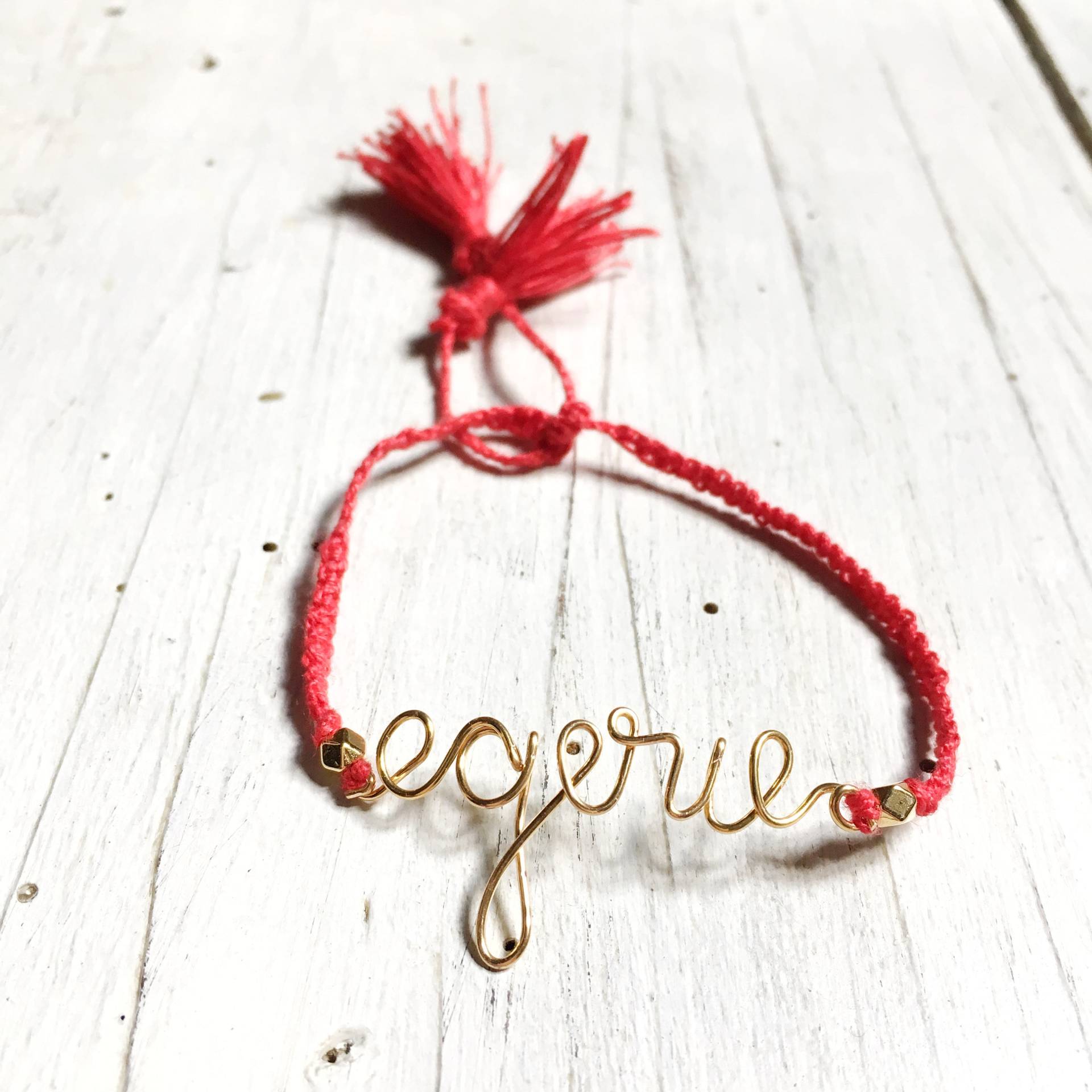 Vergoldetes Und Mit Makramee Geknotetes Armband von Debeauxsouvenirs