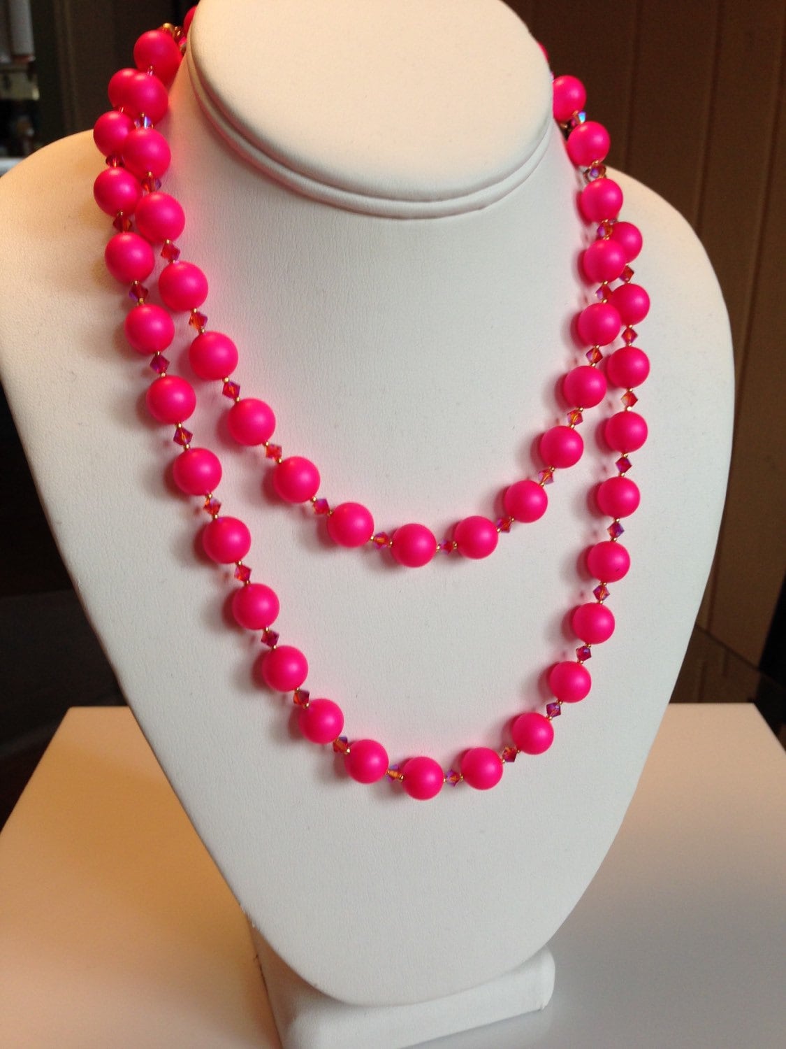 Helle Fuschia Pink Swarovski Perle Und Kristall Lange Halskette Helle Fuschia Pink Swarovski Perle Und Kristall Lange Halskette von DeborahDurikDesigns