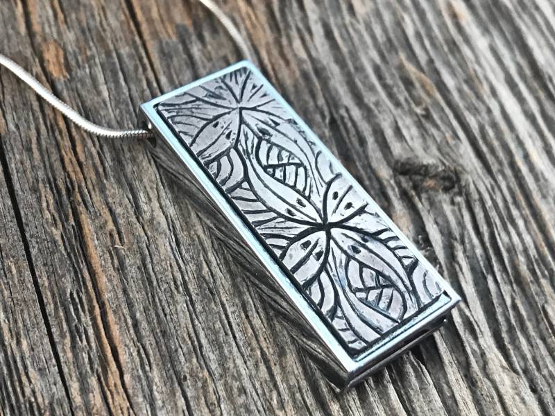 Escher Flying Fish 16 Gb Usb-stick-Halskette - Handgefertigter Kunstschmuck von DeborahLaun