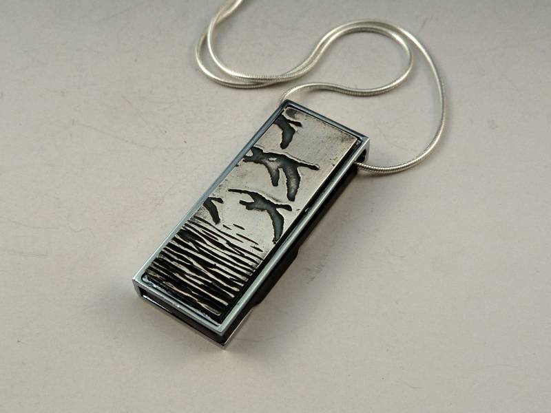 Fliegende Gänse Usb 16 Gb Stick Halskette - Handgemachter Kunstschmuck von DeborahLaun