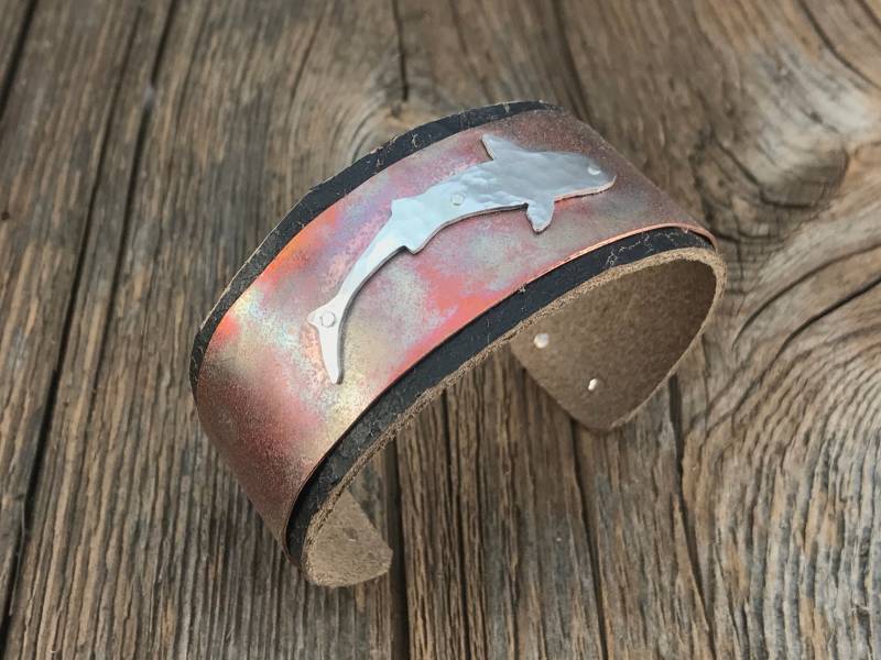 Gefaltetes Armband Aus Kupfer Mit Silbernen Hai Und Lederleinen von DeborahLaun