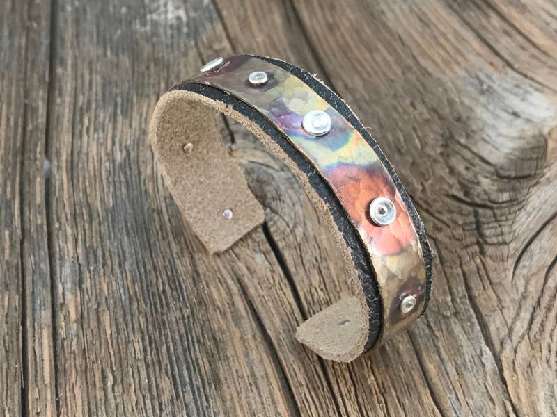 Gefaltetes Armband Aus Kupfer Mit Silbernen Vernieteten Scheiben Und Lederleinen von DeborahLaun
