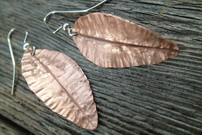 Kupferblatt Ohrringe Aus Recyceltem Kupfer Mit Gehämmerter Struktur von DeborahLaun