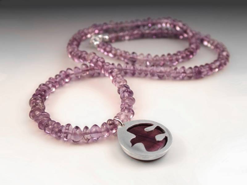 Lila Tigerauge Vogel Anhänger Halskette Handgemachte Kunst Schmuck von DeborahLaun