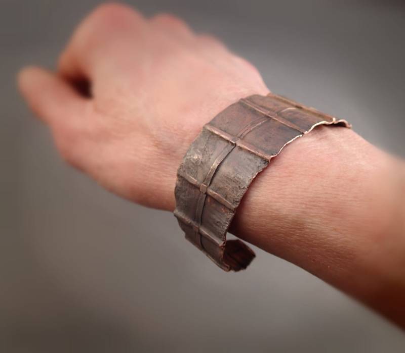 Oxidierte Swertisierte Kupfer Falten Geformt Manschette Armband von DeborahLaun