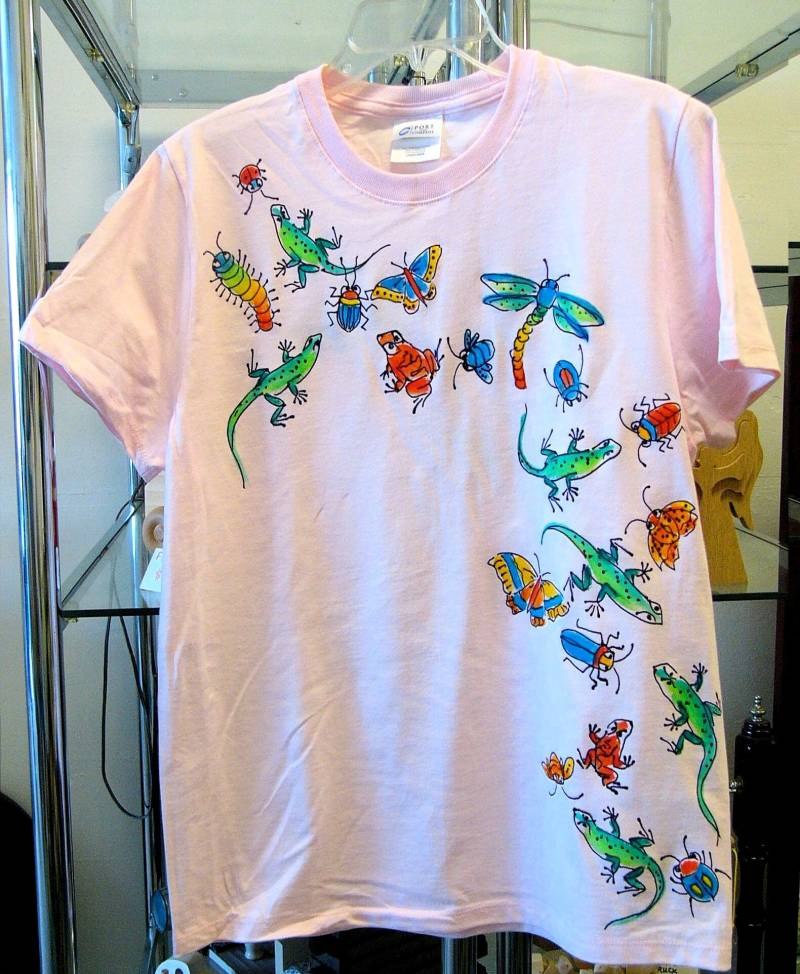 Käfer-Frösche-Eidechsen Handbemaltes Damen T-Shirt von DeborahWillardDesign