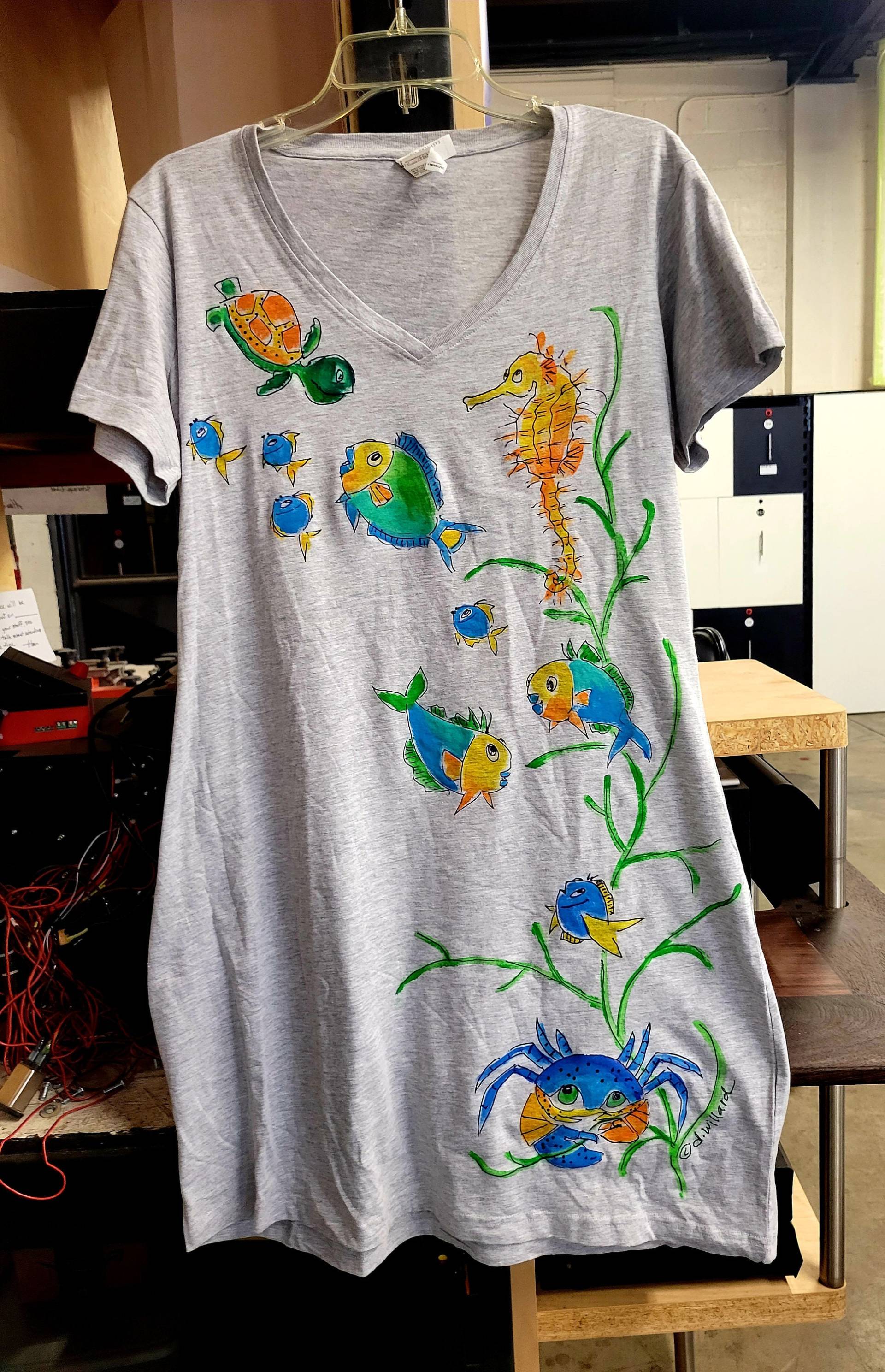 Seepferdchen Und Fisch V-Neck Cover-Up Handbemalt Für Frauen von DeborahWillardDesign