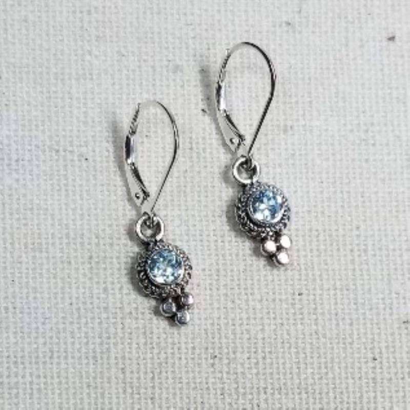 Handgefertigte Facettierte Runde Blautopase Aus Sterlingsilber Mit Ohrhaken Oder Klappbrisuren Handgefertigte Facettierte Runde Blautopase Aus Sterlingsilber Mit Ohrhaken Oder Klappbrisuren von DeborahdesignStore