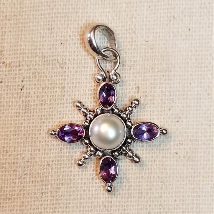 Handgefertigter Sterling Silber Anhänger Mit Amethyst, Bali Indonesisch Und Süßwasserperle Handgefertigter Sterling Silber Anhänger Mit Amethyst, Bali Indonesisch Und Süßwasserperle von DeborahdesignStore