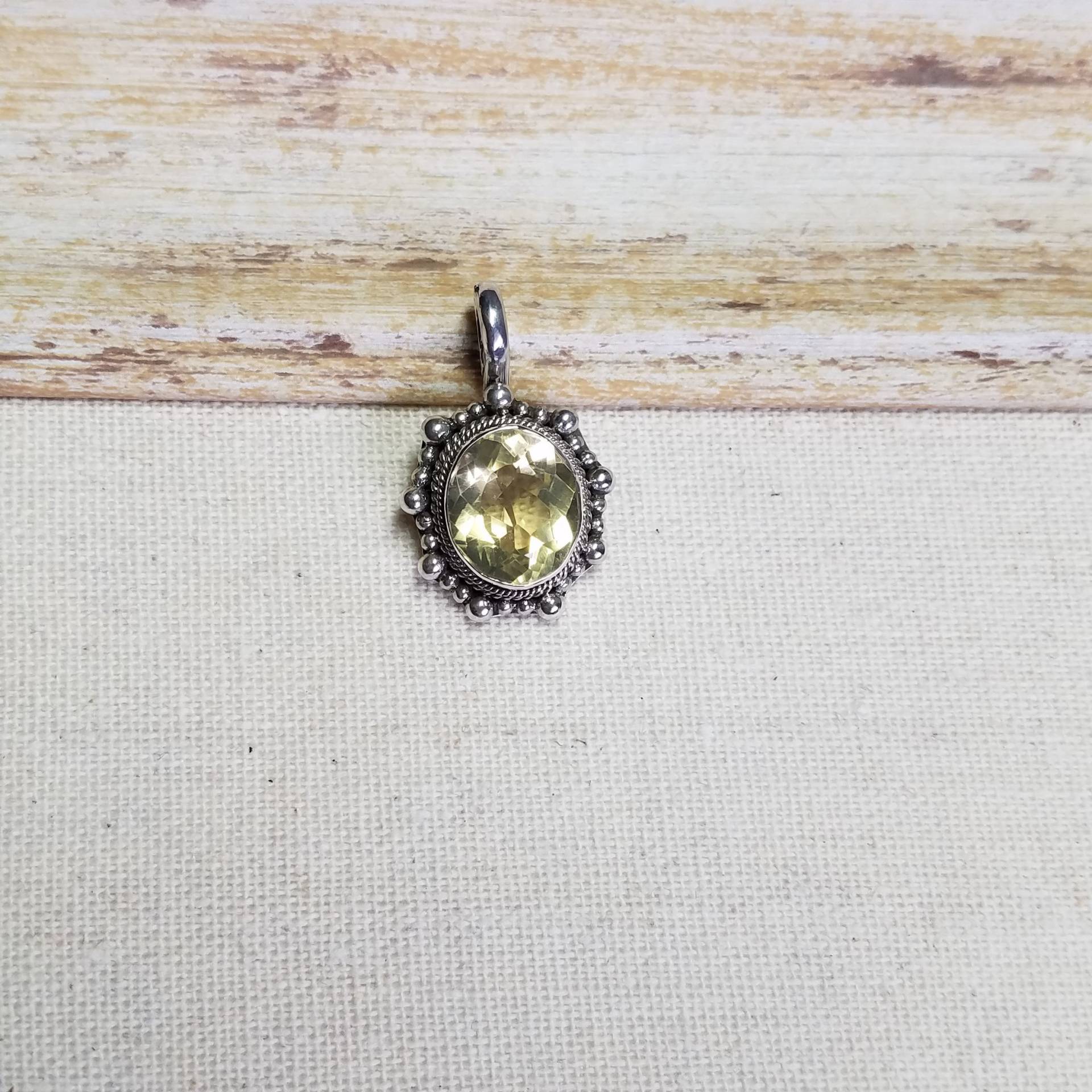 sterling Silber Handgefertigt in Bali Indonesien Echter Ovaler Schwarzer Onyx Und Facettierter Citrin Anhänger Mit Kugelkette sterling Silber Handgefertigt in Bali Indonesien Echter Ovaler Schwarzer Onyx Und Facettierter Citrin Anhänger Mit Kugelkette von DeborahdesignStore