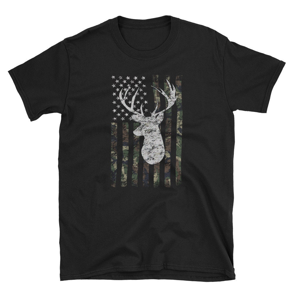 Hirsch Jagd Camouflage Flagge Unisex T-Shirt Hirsch Jagd Camouflage Flagge Unisex T-Shirt von DebraElleCreations