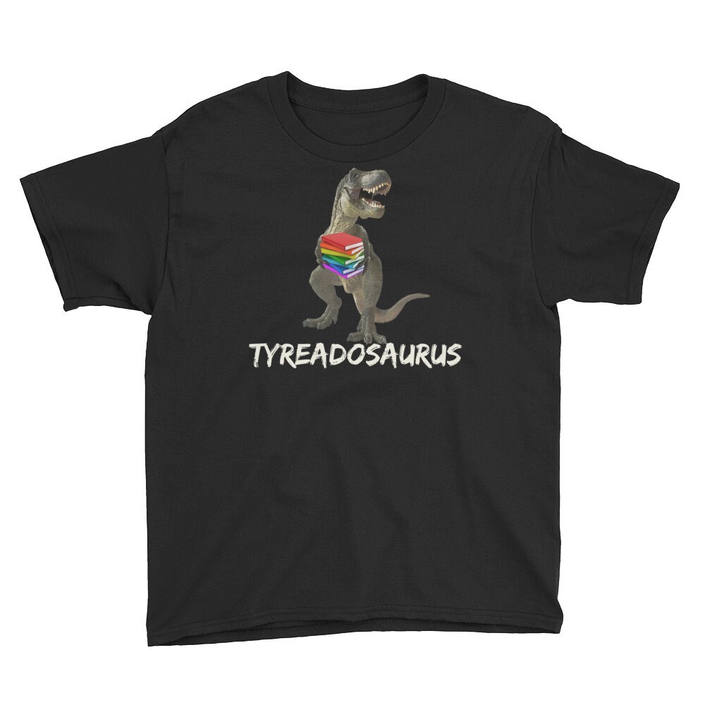Tyrreadosaurus Lesen Jugend Kurzarm T-Shirt Tyrreadosaurus Lesen Jugend Kurzarm T-Shirt von DebraElleCreations