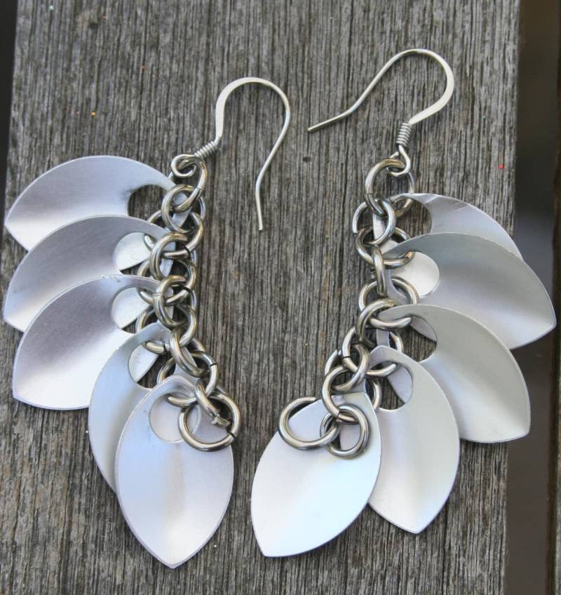 Handgemachte Kette Maille Engel Flügel Scale Ohrringe Mit Mattiertem Aluminium Scales von DebraLorraineDesigns