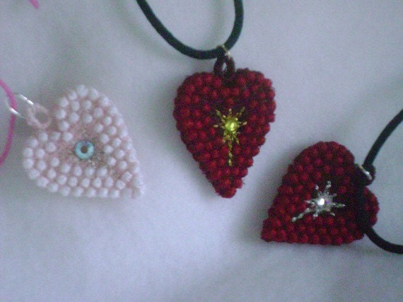 Halskette, Herz-Anhänger, Bestickte Freistehende Spitze, Ihre Wahl Der Farbe Mit Swarovski-Kristall, Made To Order Halskette, Herz-Anhänger, Bestickte Freistehende Spitze, Ihre Wahl Der Farbe Mit Swarovski-Kristall, Made To Order von DebsCustomCreations
