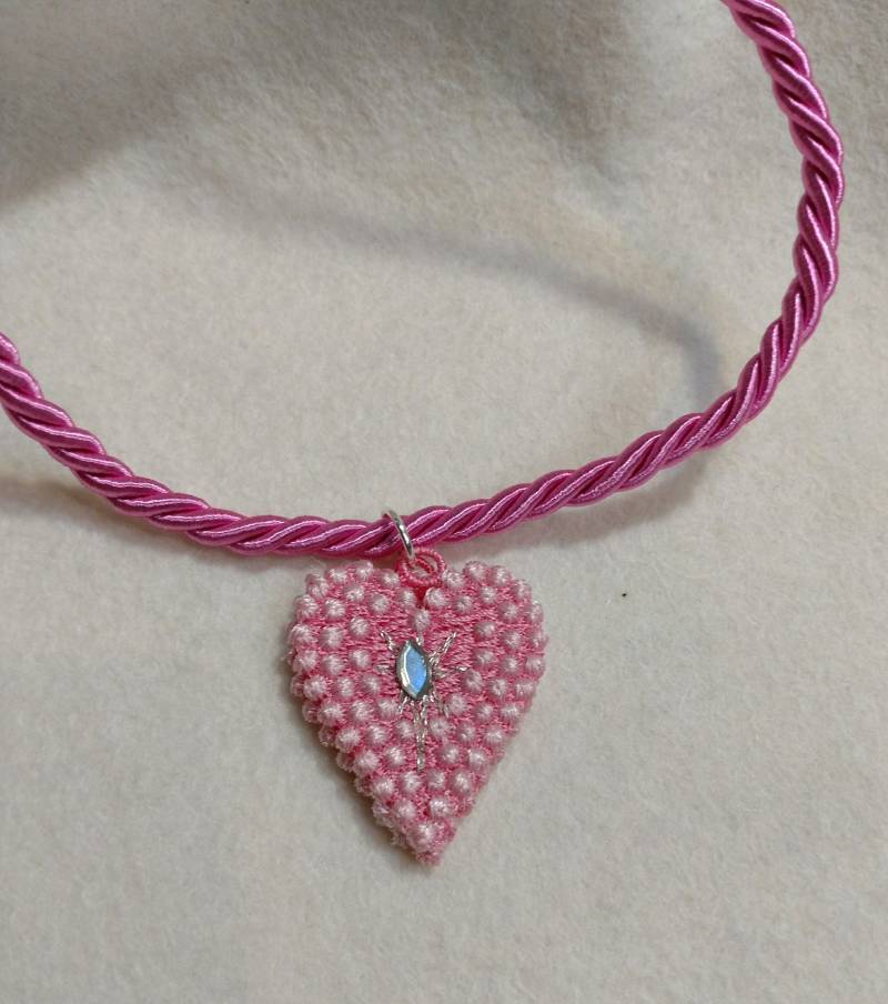 Halskette, Herz-Anhänger, Gestickte Freistehende Spitze, Ihre Wahl Der Farbe Mit Swarovski-Kristall, Auf Bestellung Halskette, Herz-Anhänger, Gestickte Freistehende Spitze, Ihre Wahl Der Farbe Mit Swarovski-Kristall, Auf Bestellung von DebsCustomCreations