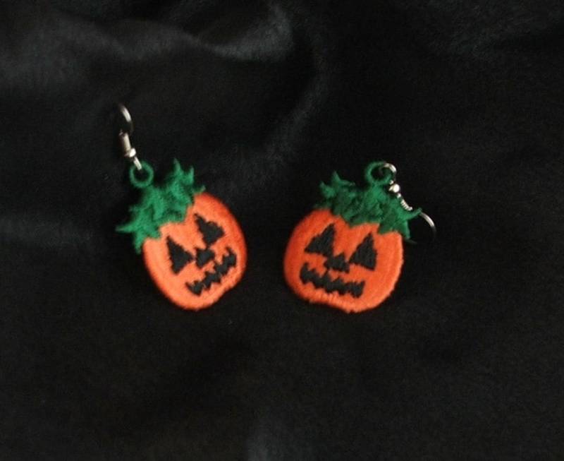 Ohrringe, Halloween, Kürbis, Jack-O-Laterne, Bestickt, Durchbohrt, Versandfertig von DebsCustomCreations