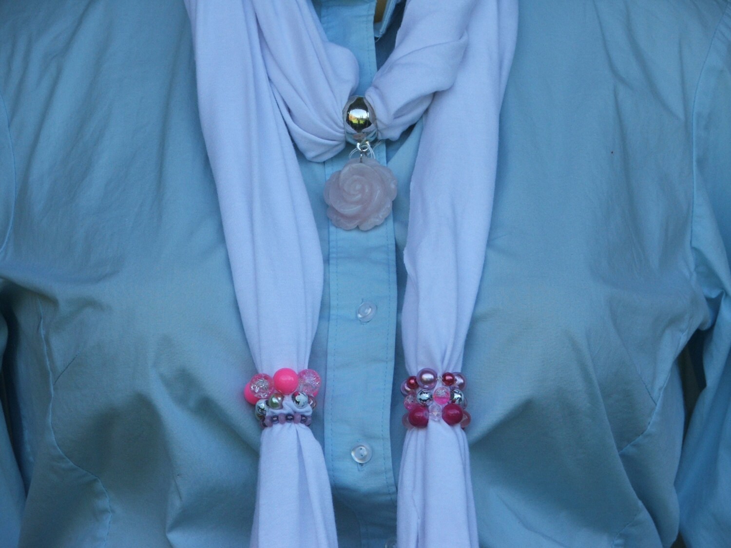 Schal Mit Schmuck, Weiß Rosa, Baumwolle/Poly Stricken, Rose Quarzanhänger Sofort Lieferbar Schal Mit Schmuck, Weiß Rosa, Baumwolle/Poly Stricken, Rose Quarzanhänger Sofort Lieferbar von DebsCustomCreations