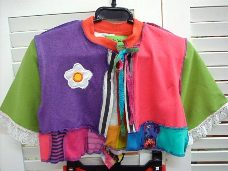 Süße Mädchenjacke - Upcycled Und Bestickt Mit Großen Daisy - Spitzenärmeln von DebsLittleScrap