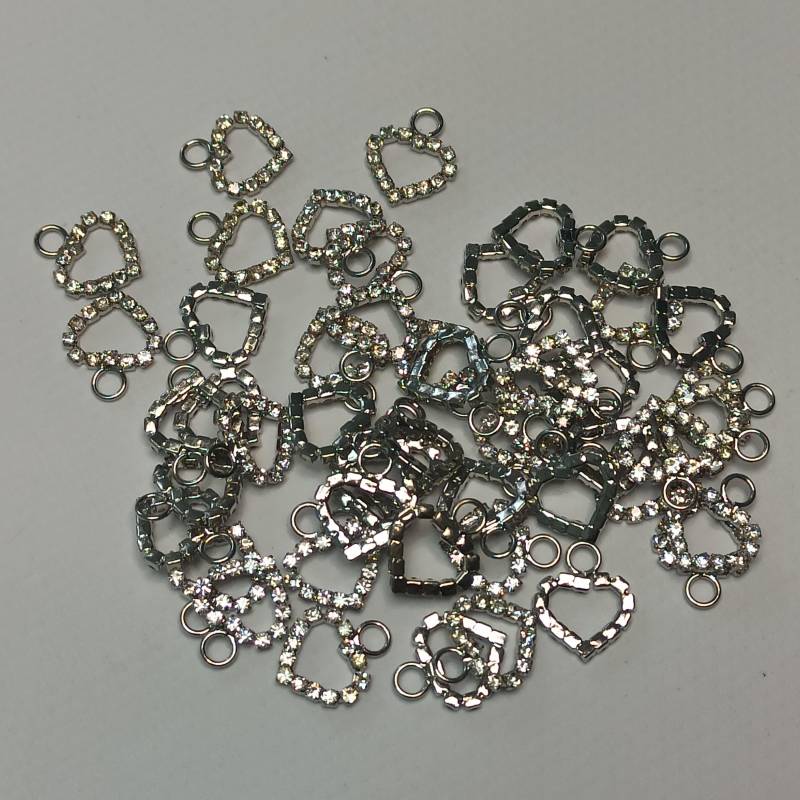Dessous Anhänger Charms - Bramaking Schmuck Herz Mit Strasssteinen Kristallverzierung Für Bh Premium Qualität Made in Eu Dessous Anhänger Charms - Bramaking Schmuck Herz Mit Strasssteinen Kristallverzierung Für Bh Premium Qualität Made in Eu von DebutAtelier