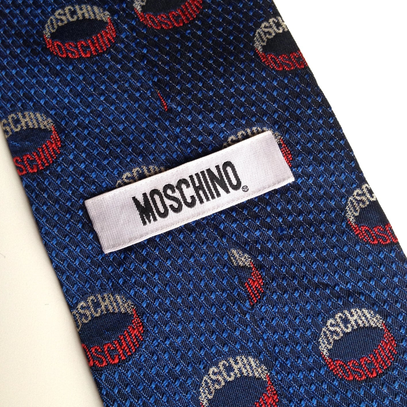 Moschino Gents Designer Krawatte/100% Seide Made in Italy Multi Logo Print Moschino Gents Designer Krawatte/100% Seide Made in Italy Multi Logo Print von DecadesInStyle