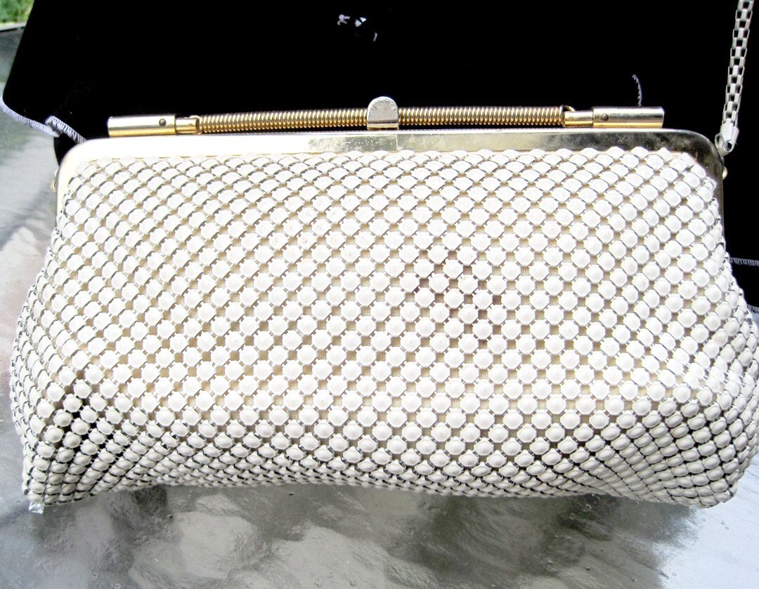 Weiße Metall Mesh Tasche Aus Emaille Weiße Metall Mesh Tasche Aus Emaille von DecadesOfDesire