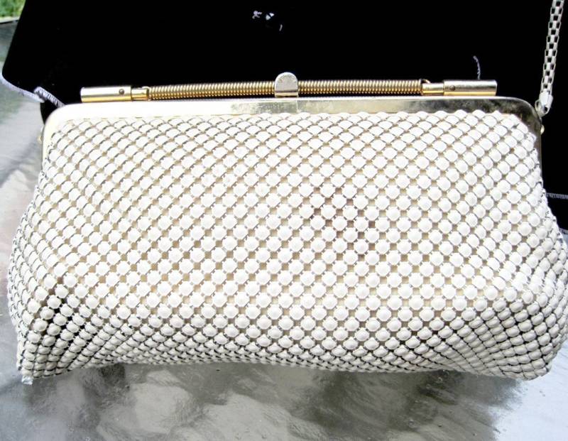 Weiße Metall Mesh Tasche Aus Emaille von DecadesOfDesire