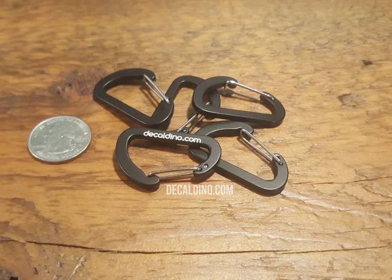 Benutzerdefinierte Micro Carbiner D Wire Gate - Personalisieren Text Geschenk Groomsmen Benutzerdefinierte Micro Carbiner D Wire Gate - Personalisieren Text Geschenk Groomsmen von DecalDinoCreations