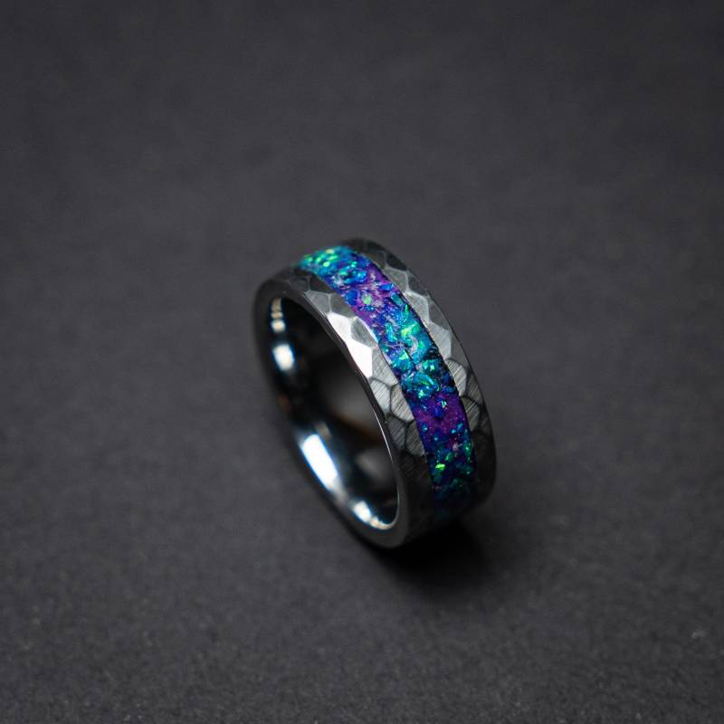 Herren Opalring. Galaxy Opal. Wolframring Für Männer. Meteorit Opal Ring. Gehämmert. Ehering Ring Mit Opal-Inlay 8mm von Decazi