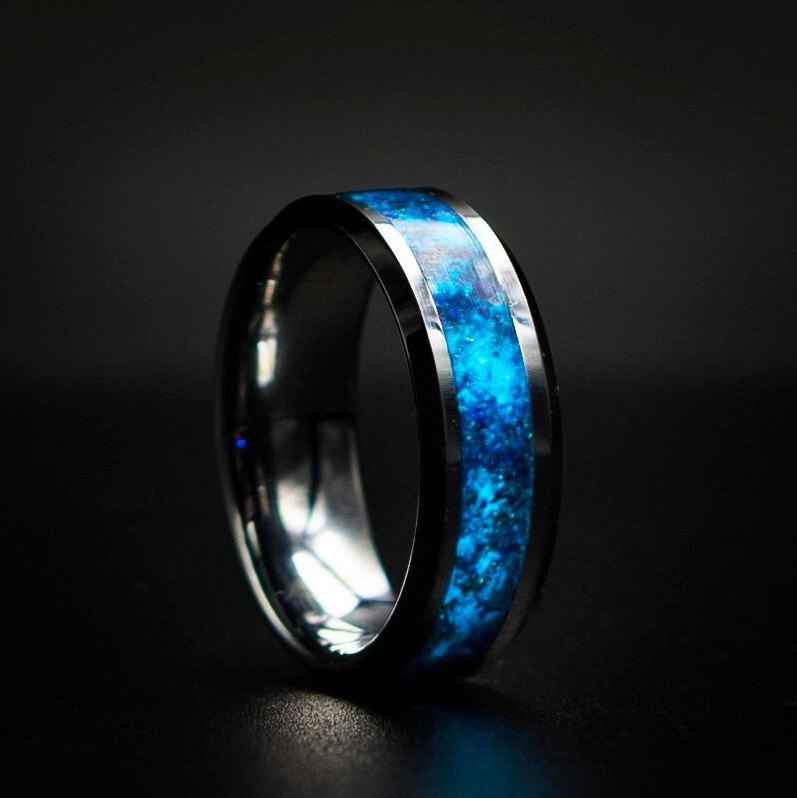Im Dunkeln Leuchtender, Glatter Wolfram-Opal-Inlay-Ehering, Einzigartiger Ehering, Galaxy Glowstone Ring, Individueller Ehering Im Dunkeln Leuchtender, Glatter Wolfram-Opal-Inlay-Ehering, Einzigartiger Ehering, Galaxy Glowstone Ring, Individueller Ehering von Decazi