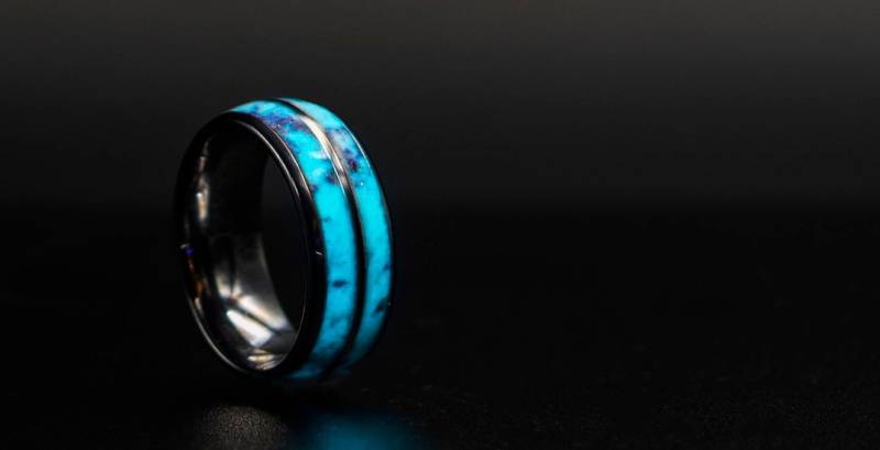 Im Dunkeln Leuchtender Doppelter Wolfram-Opal-Inlay-Ehering, Einzigartiger Ehering, Galaxy Glowstone-Ring, Galaxy-Ring, Individueller Ehering von Decazi