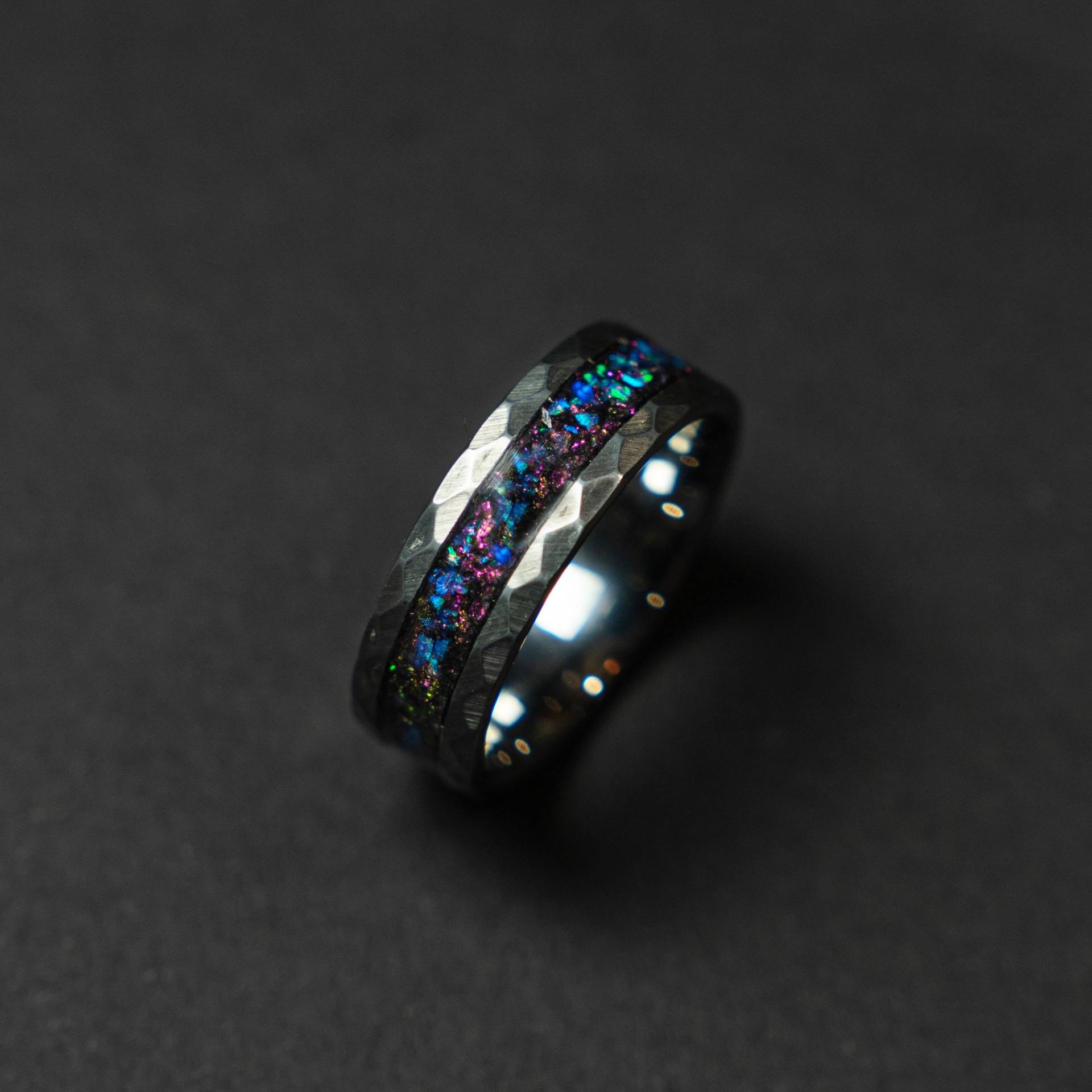 Verkauf Gehämmerter Wolframring Mit Einlage Aus Schläfrigem Lavendelopal von Decazi