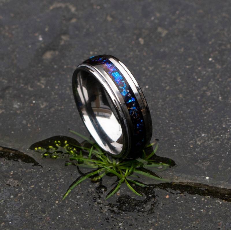 Wolframring Für Männer. Opalring Herren. Galaxie-Opal. Männlicher Ehering. Ring Aus Zerkleinertem Opal. Ehering Chamäleonflocken von Decazi