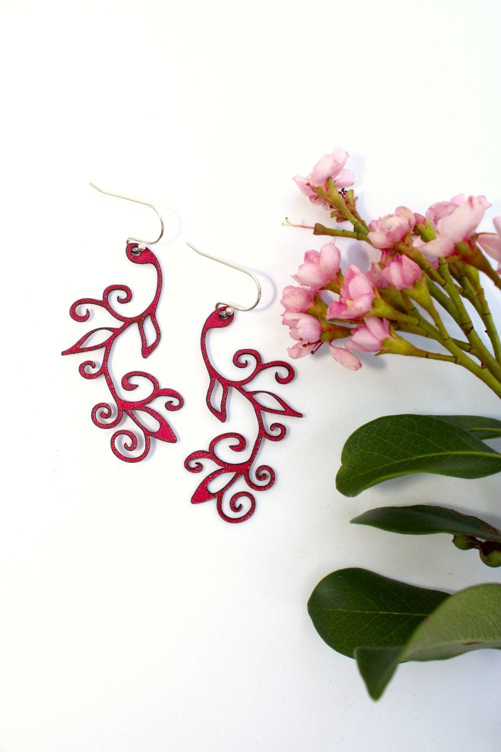 Vom Jugendstil Inspirierte Ohrringe. Leichtes Känguruleder, Sterling Silber Haken von Deccoangel