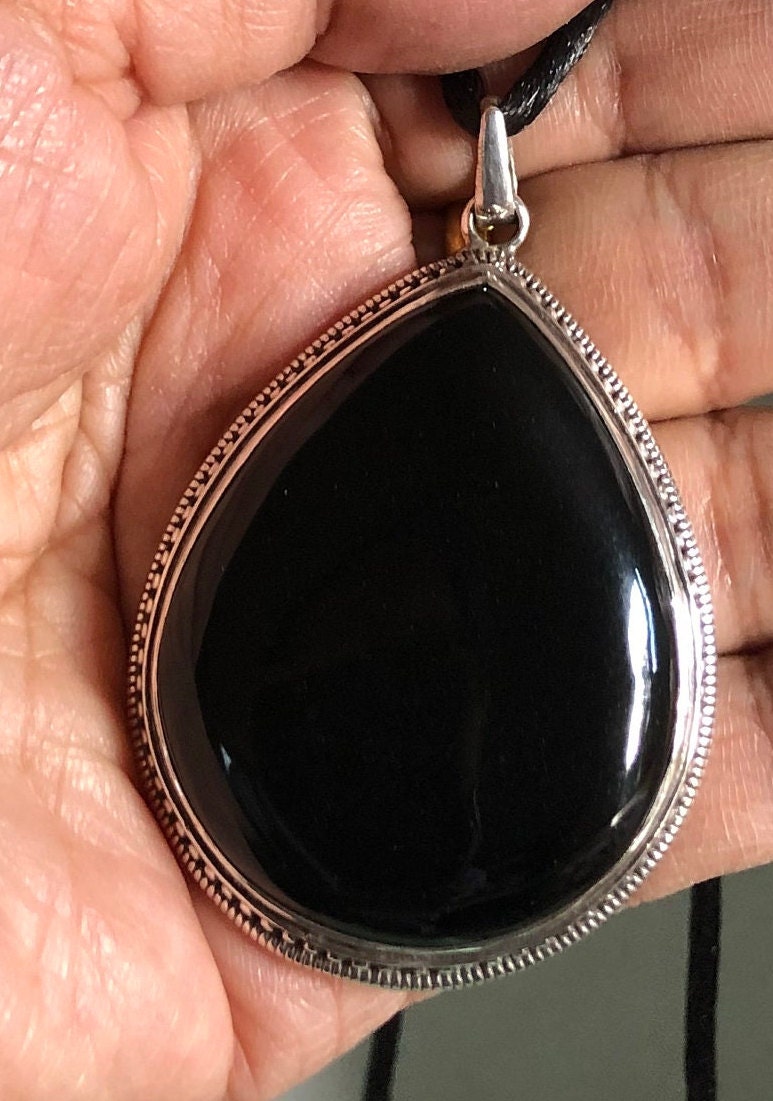 Handgemachte Onyx Und Silber Anhänger. Ein Tropfenförmiger Schwarzer Edelstein Anhänger Mit Einer Silbereinfassung. Der Ist An Seidencode Befestigt von DechenCollection