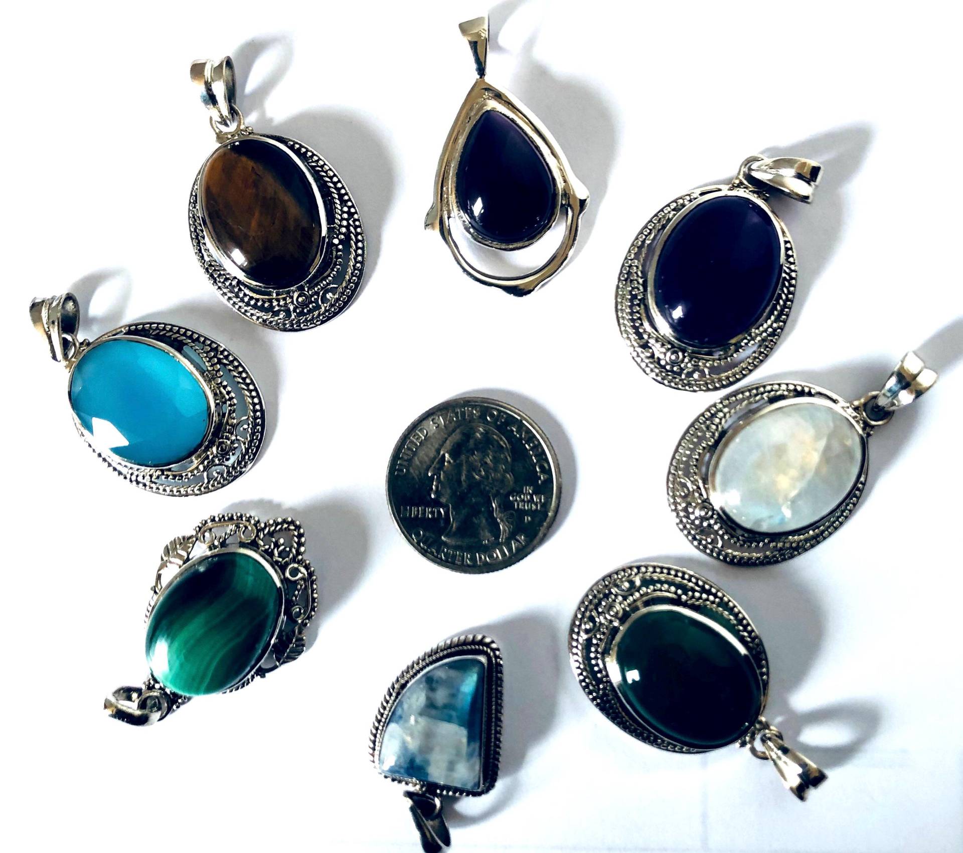 Handgemachte Silberanhänger, Reines Silber, Wunderschöne Edelsteine Und Handgemachte Designs Handgemachte Silberanhänger, Reines Silber, Wunderschöne Edelsteine Und Handgemachte Designs von DechenCollection