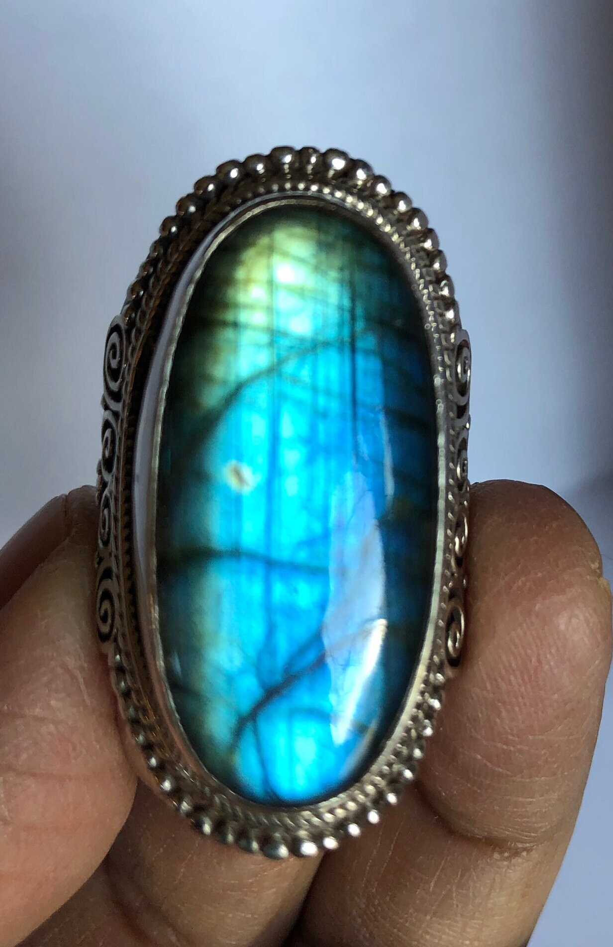 Atemberaubende Farbe Und Beste Qualität Labradorit Reiner Silber Ring Ist Handgefertigt in Nepal Atemberaubende Farbe Und Beste Qualität Labradorit Reiner Silber Ring Ist Handgefertigt in Nepal von DechenCollection
