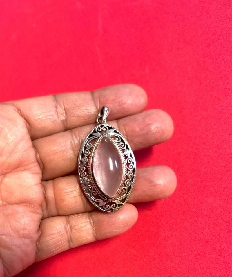 Reines Silber Und Natürlicher Rosenquarz-Edelsteinanhänger Handgemacht in Nepal Reines Silber Und Natürlicher Rosenquarz-Edelsteinanhänger Handgemacht in Nepal von DechenCollection