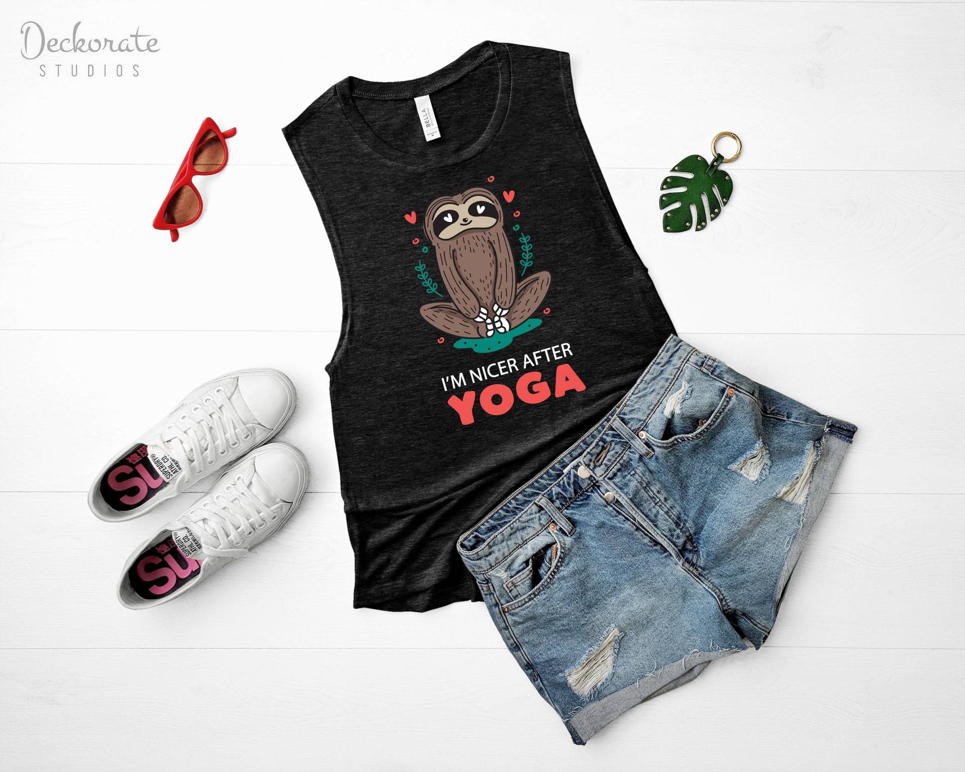 Faultier Geschenk, Yoga Shirt, Sommer Tank Top Spirituelle Muskel Activewear Kleidung Lustige Süße Frauen Tag Schwester Workout Meditation Niedrig von DeckorateStudios