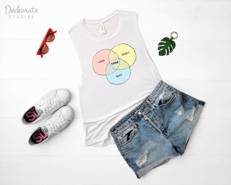 Hot Yoga Muskel Tank Top, Mind Body Spirit, Flow Kleidung, Venn Diagramm, Meditation Shirt, Geschenk Für Sie Gym Fitness Kundalini Low Cut Arm von DeckorateStudios