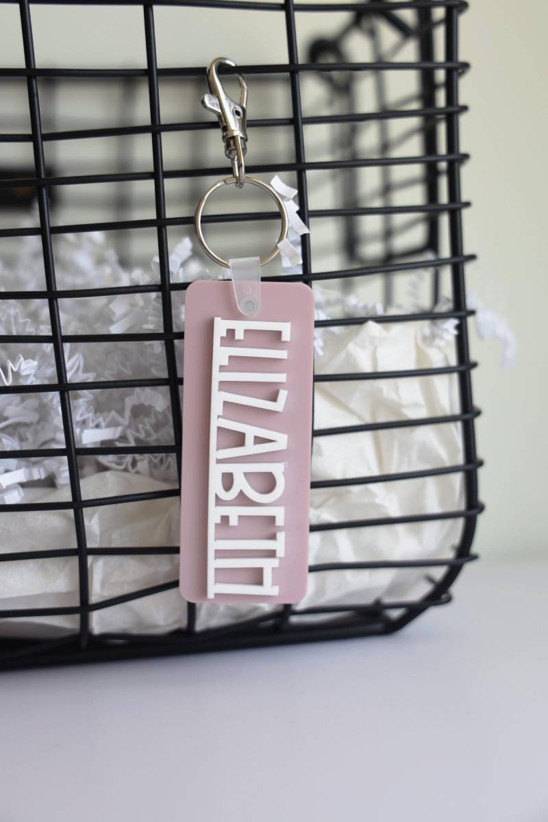 Benutzerdefinierte Name Schlüsselbund Taschenanhänger | Retro Acrylschlüssel| Rucksack Namensschild Windel Kinder Schlüsselanhänger Geschenk von DecoAndVinyl