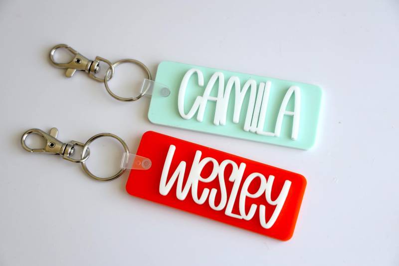Benutzerdefinierte Name Schlüsselbund Taschenanhänger | Retro Acrylschlüssel| Rucksack Namensschild Windel Kinder Schlüsselanhänger Geschenk von DecoAndVinyl