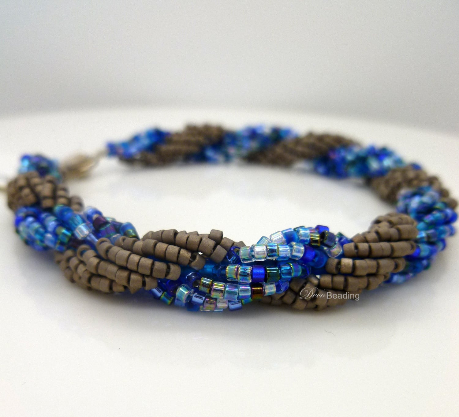 Spiral-Perlen-Armband. Rocailles Perlen Twist Armband. Blau Und Silber Decobeading Spiral-Perlen-Armband. Rocailles Perlen Twist Armband. Blau Und Silber Decobeading von DecoBeading