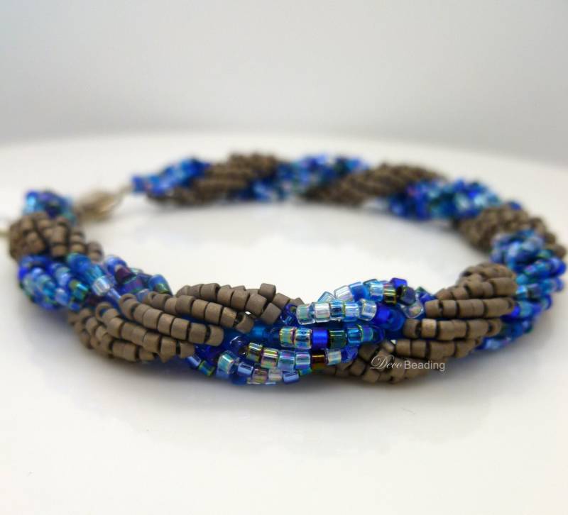 Spiral-Perlen-Armband. Rocailles Perlen Twist Armband. Blau Und Silber Decobeading Spiral-Perlen-Armband. Rocailles Perlen Twist Armband. Blau Und Silber Decobeading von DecoBeading