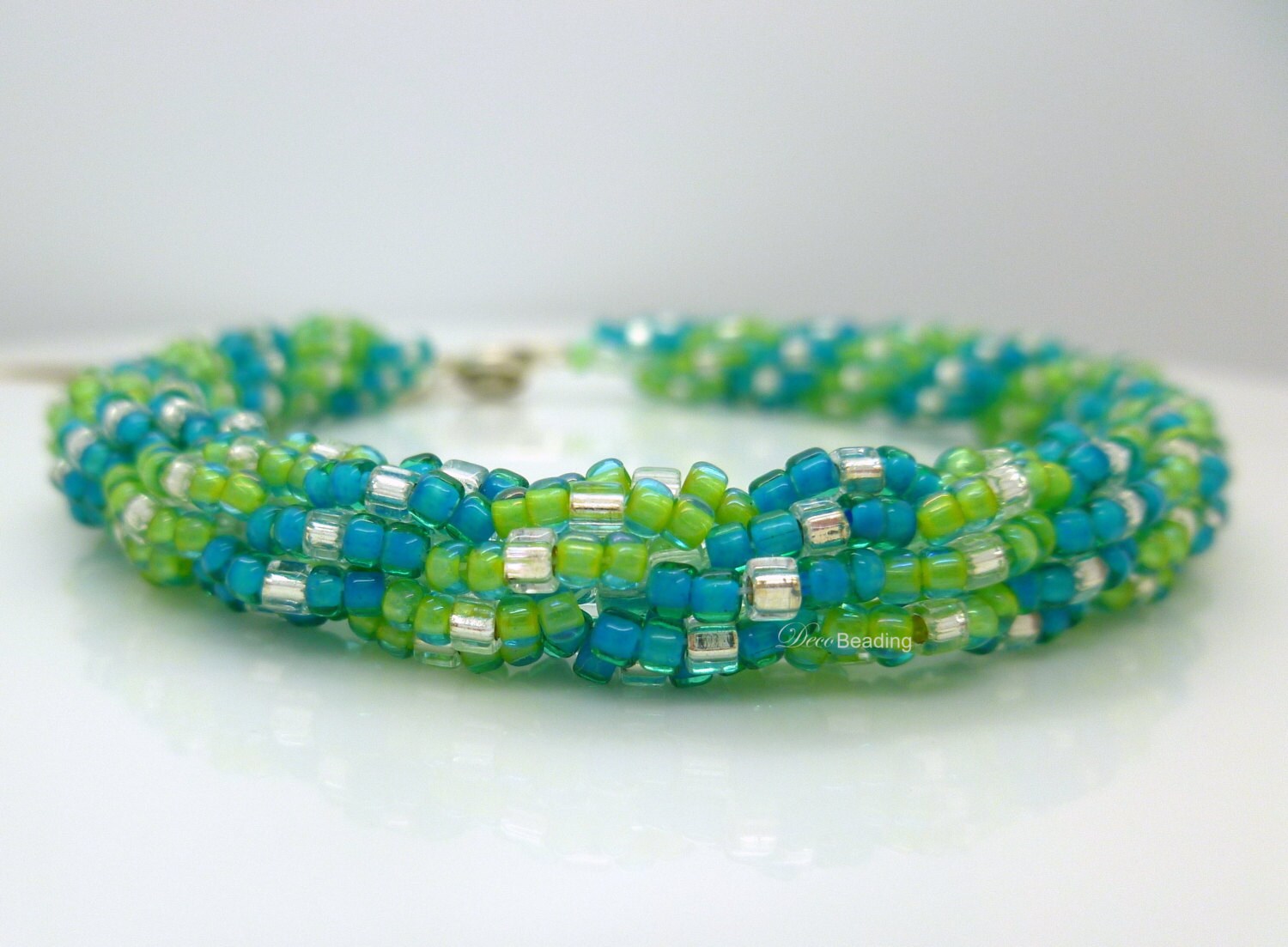 Spiral-Perlen-Armband. Rocailles Perlen Twist Armband. Kalk Und Teal Decobeading Spiral-Perlen-Armband. Rocailles Perlen Twist Armband. Kalk Und Teal Decobeading von DecoBeading