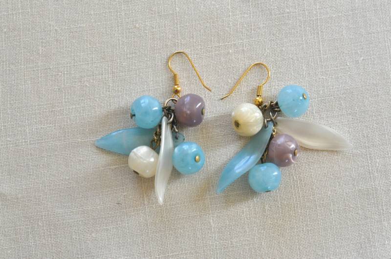 Ohrringe Aus Vintage Lucite, Blättern Und Perlen. Gepiercte Ohren. 1970Er Jahre Perlen in Türkis, Lila Gelb. Klare Blaue Blätter. Goldfarbige Haken von DecoJewelsandMore