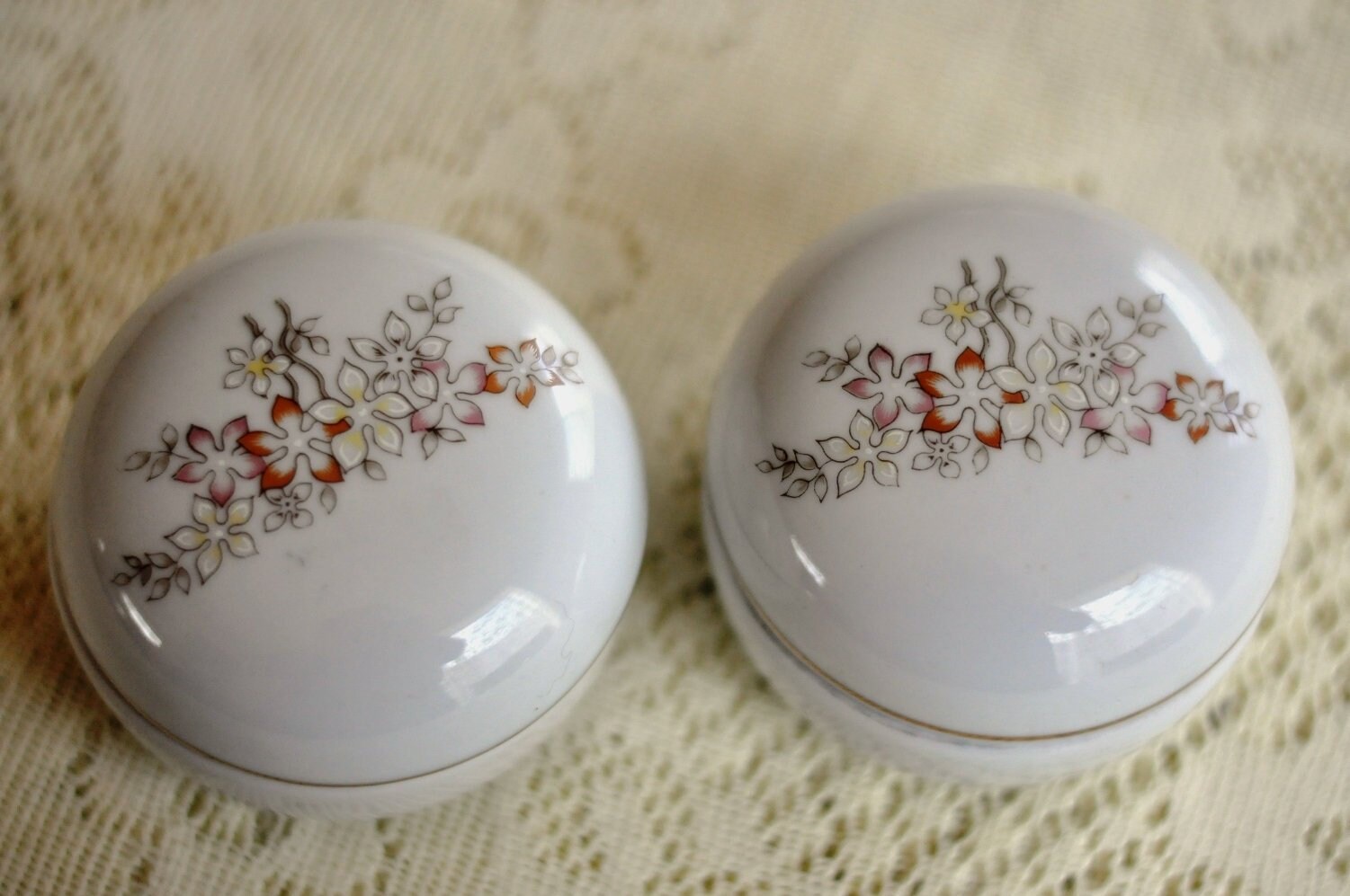 Porcelana Schmidt Schmuckdose X 2. Deckelgefäße Aus Porzellan, Ringschälchen. Vintage Aufbewahrung Keramik. Hergestellt in Brasilien. Schlafzimmer Porcelana Schmidt Schmuckdose X 2. Deckelgefäße Aus Porzellan, Ringschälchen. Vintage Aufbewahrung Keramik. Hergestellt in Brasilien. Schlafzimmer von DecoJewelsandMore