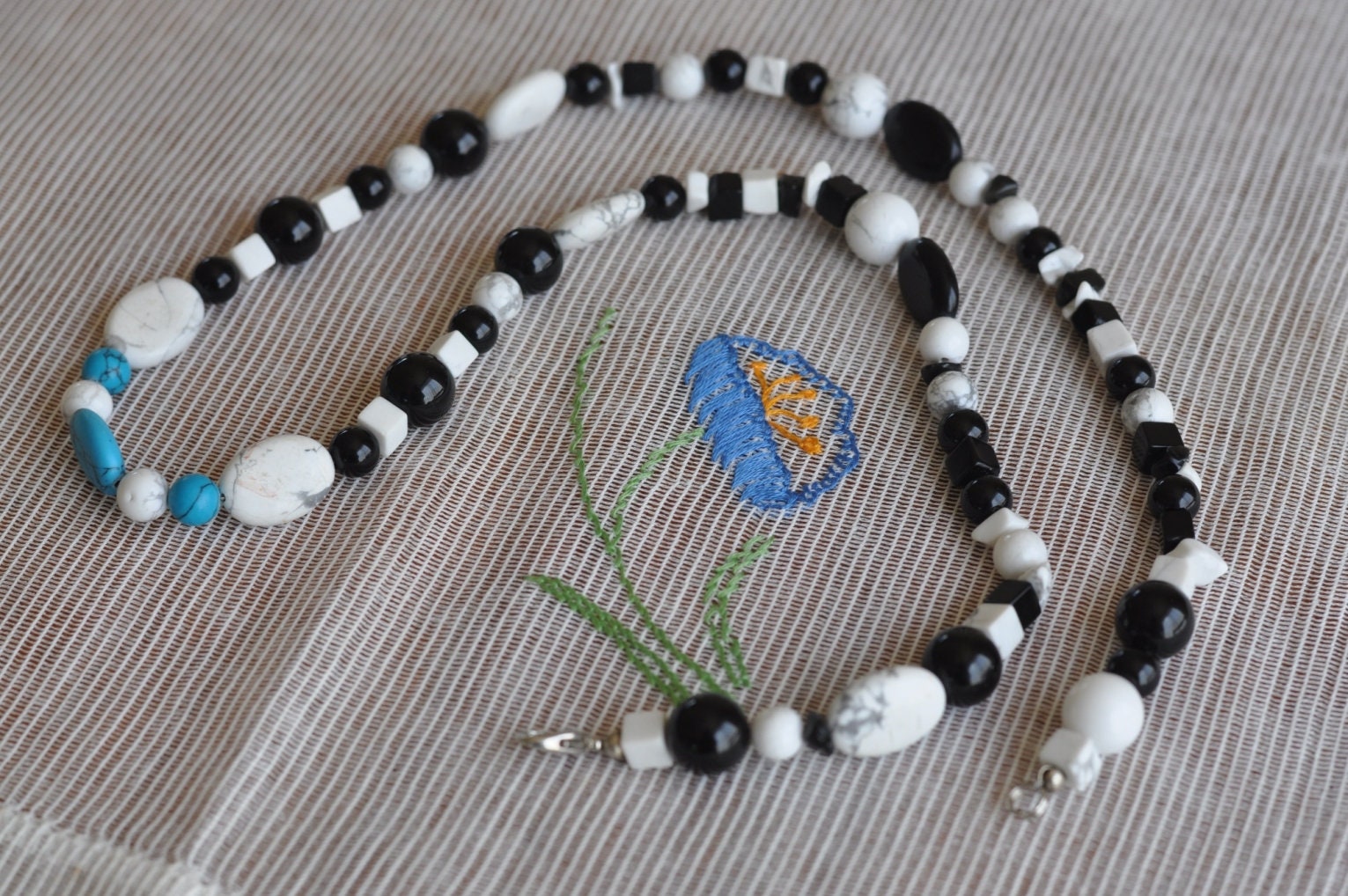 Türkis, Howlith, Onyx Kette. Kleine Würfel Und Runde Perlenkette. Auffallende Halskette Mit Traditionellen Heilsteinen Türkis, Howlith, Onyx Kette. Kleine Würfel Und Runde Perlenkette. Auffallende Halskette Mit Traditionellen Heilsteinen von DecoJewelsandMore