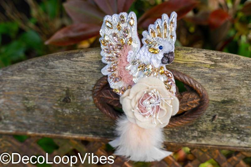 Handgefertigt Selbstgemacht Brosche Papagei Kakadu Xxl Pin/Handmade Brooch Embroidery Parrot Cockatoo Bird/Kleidung Geschenkidee/Gift Handgefertigt Selbstgemacht Brosche Papagei Kakadu Xxl Pin/Handmade Brooch Embroidery Parrot Cockatoo Bird/Kleidung Geschenkidee/Gift von DecoLoopVibes