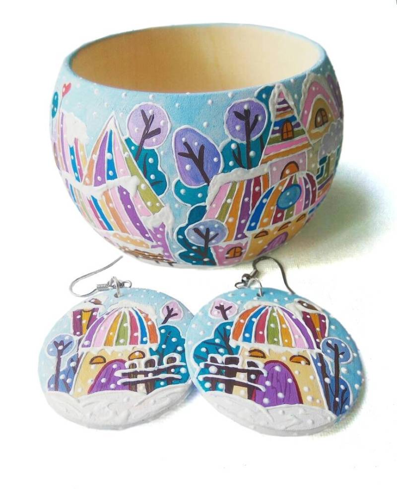 Weihnachtliches Holzset Aus Armreif Und Handohrringen, Bemalt Mit Gemütlichen Wintermärchenhäusern von DecorElegancy