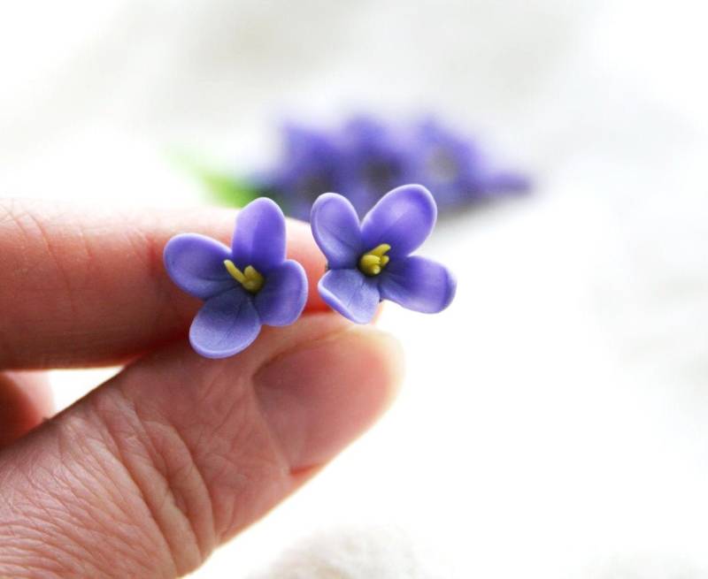 Handgemachte Fliederfarbene Blumen Ohrstecker Schmuck Aus Polymer Clay Handgemachte Fliederfarbene Blumen Ohrstecker Schmuck Aus Polymer Clay von DecorUA